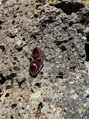 Mozambique Garnet 925
Silver Statement Ring
